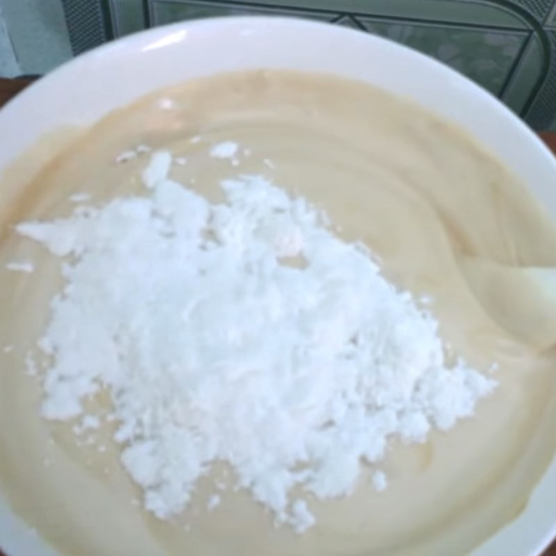 Rây bột mì và bột bắp vào hỗn hợp trứng để trộn