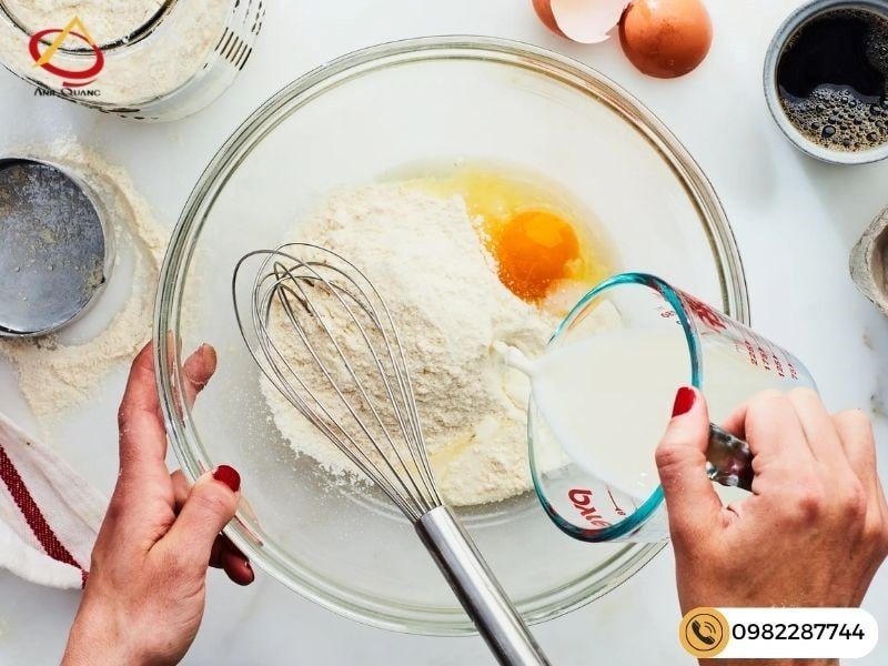 Rây bột mì và đánh hỗn hợp trứng sữa làm bánh đồng xu