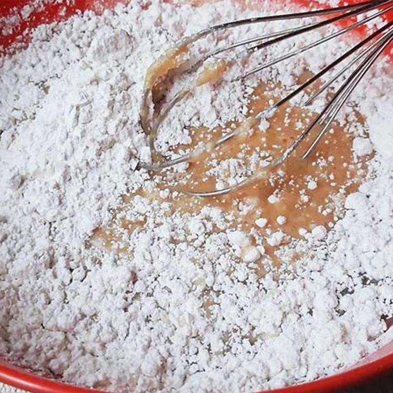 Rây bột mì vào hỗn hợp làm bánh bông lan hình thú