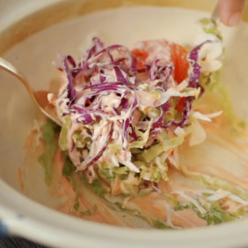 Salad rau củ tươi ngon trộn cùng sốt đặc biệt, bổ sung hương vị cho bánh mì Thổ Nhĩ Kỳ