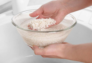 Sơ chế gạo cẩn thận cho món bánh bò Cao Bằng truyền thống