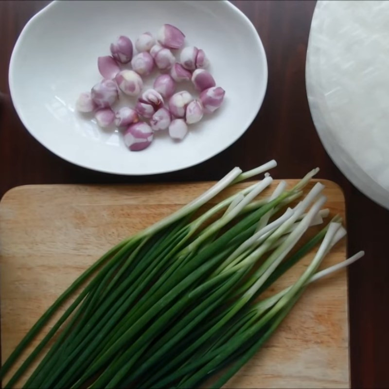 Sơ chế hành lá để làm bánh tráng trộn