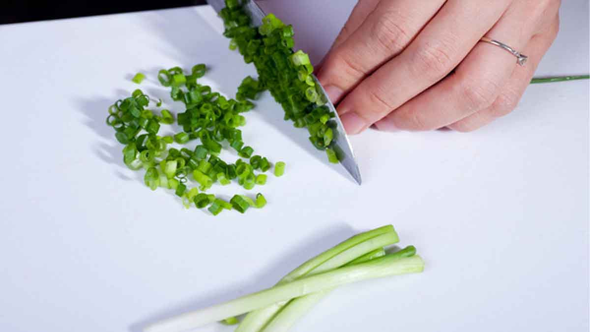 sơ chế hành tép làm bánh tráng nướng than