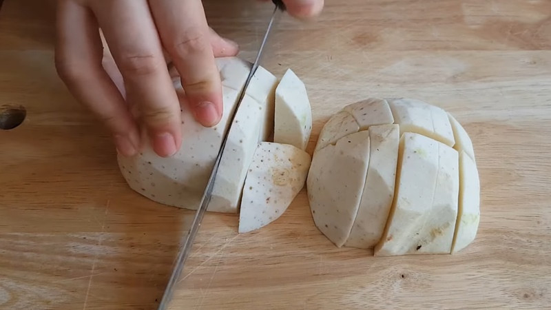 Sơ chế khoai môn để làm bánh mochi
