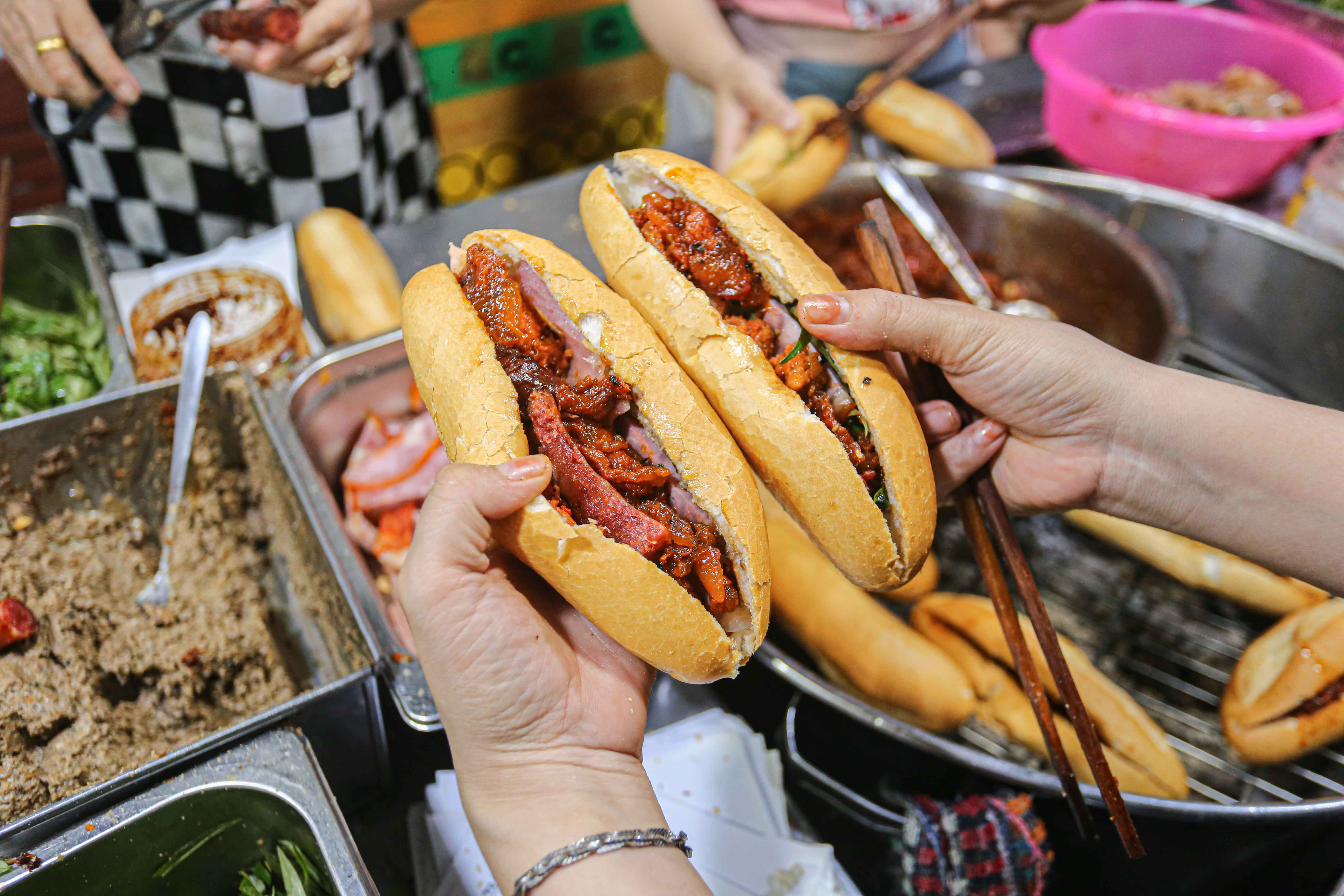 Số lượng bánh mì O Tho Huế được bán ra mỗi ngày rất lớn, minh chứng cho sức hút