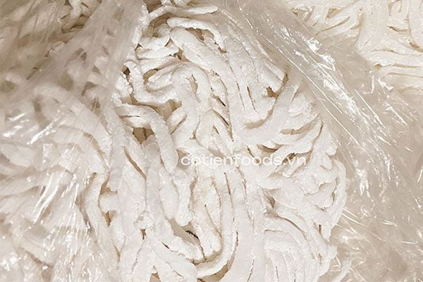 Sợi bánh canh bột lọc chưa luộc chuẩn bị nấu