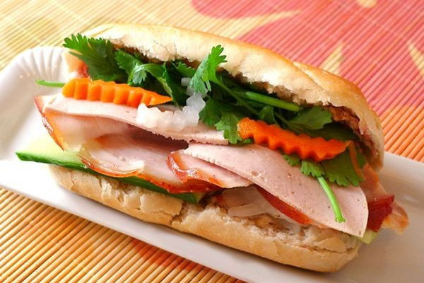 Sự đa dạng của các loại bánh mì Việt Nam, minh họa cho sự phát triển từ nguồn gốc của bánh mì Pháp