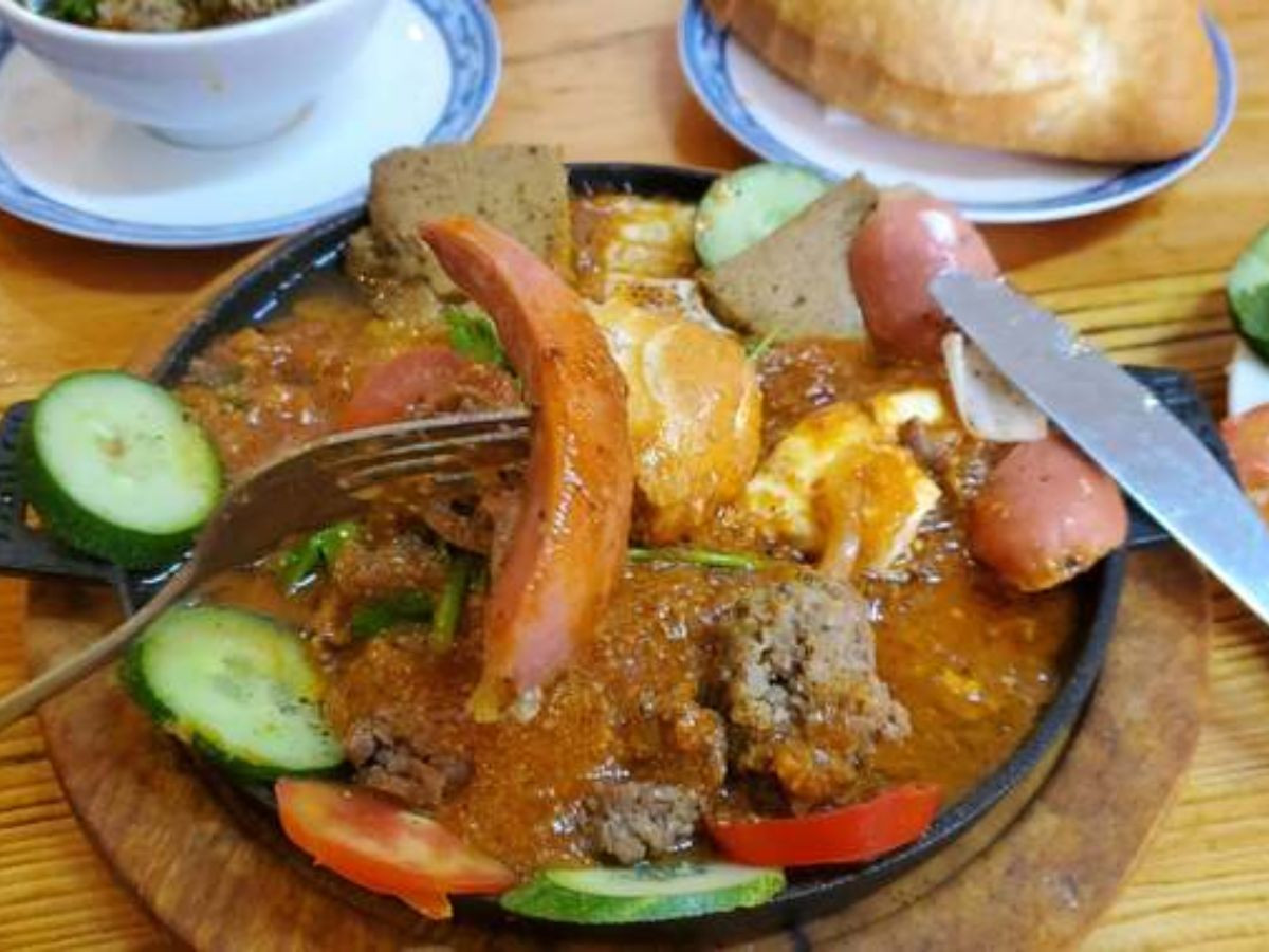Suất bánh mì chảo đầy đặn tại Tasty Đà Lạt