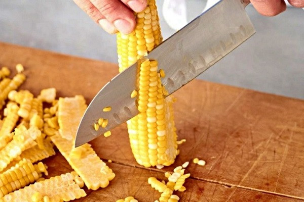 Tách hạt ngô khỏi cùi để làm bánh ngô với bột mì, chuẩn bị nguyên liệu bánh bắp tươi ngon.