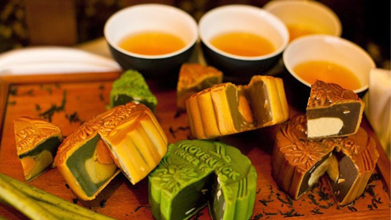 Tách trà xanh bên cạnh bánh trung thu