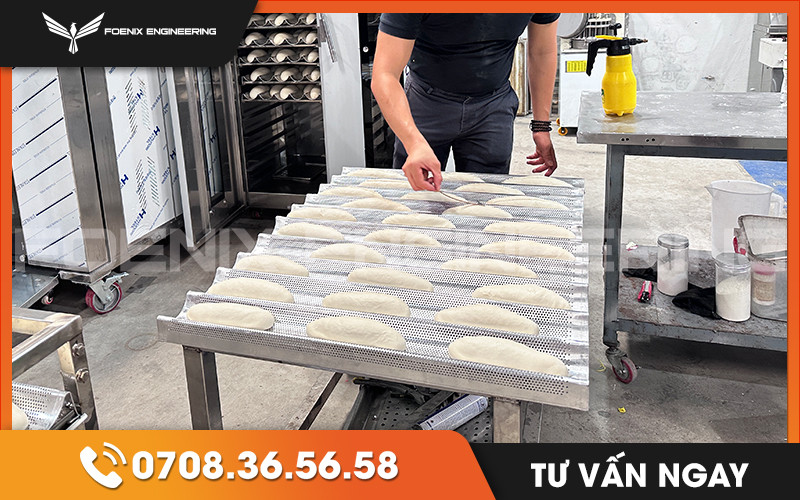 Tạo đường rạch trên bề mặt bánh mì đặc ruột trước khi nướng để bánh nở đều, đẹp mắt