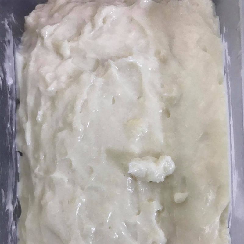 Tạo hình cho bánh sữa tươi trước khi làm lạnh