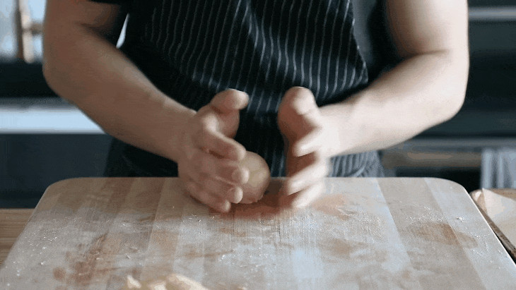 Tạo hình tròn cho bột bánh hamburger