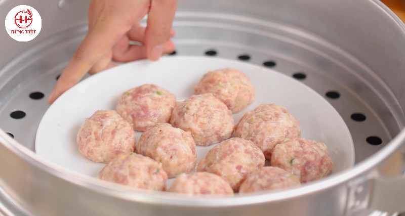 Tạo hình xíu mại tròn đều trước khi hấp chín
