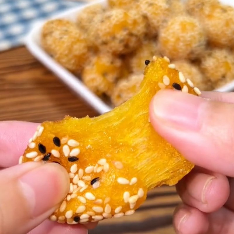 Thành phẩm bánh bí đỏ chiên bột năng thơm ngon, hấp dẫn