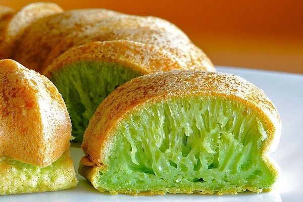 Thành phẩm bánh bò rễ tre vàng ươm, thơm lừng và hấp dẫn sau khi nướng
