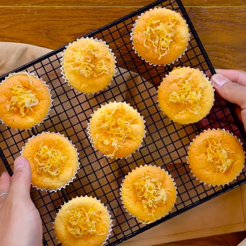 Thành phẩm bánh bông lan sợi gà thơm ngon sau khi nướng