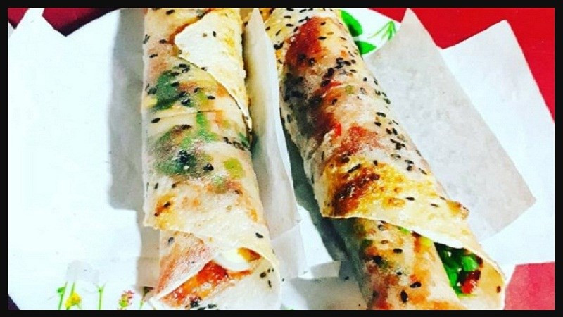 Thành phẩm bánh tráng mắm ruốc nướng thơm lừng sau khi hoàn thành