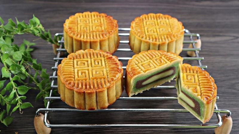 Thành phẩm bánh trung thu nhân đậu xanh 3 lớp vàng ươm