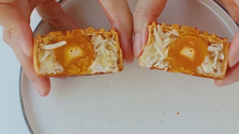 Thành phẩm bánh trung thu nhân sữa dừa sầu riêng thơm ngon