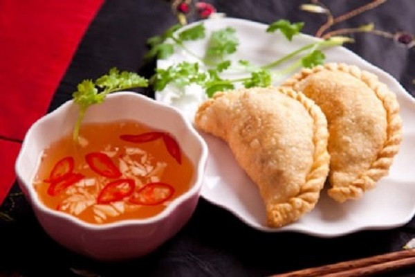 Thành phẩm món bánh gối được ăn kèm cùng nước chấm