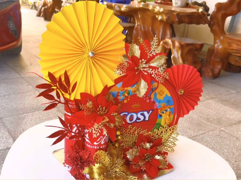 Thành phẩm tháp bánh kẹo kết hợp nước ngọt Coca-Cola và hộp bánh Cosy.