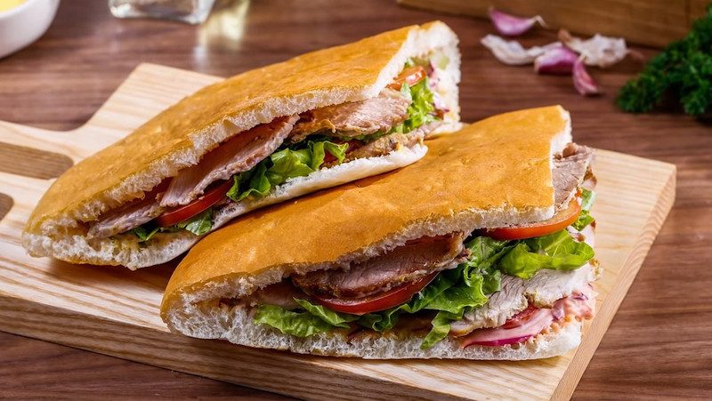 Thành phần của bánh mì Thổ Nhĩ Kỳ thường bao gồm thịt nướng, rau củ tươi và các loại sốt đặc trưng