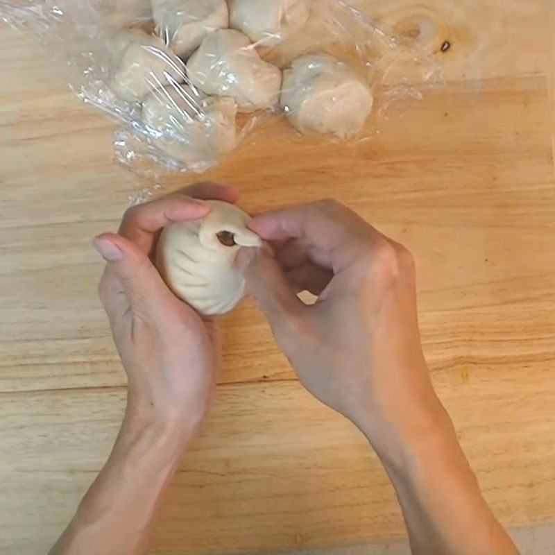 Thao tác bọc nhân vào vỏ bột mì, tạo hình bánh bao đẹp mắt
