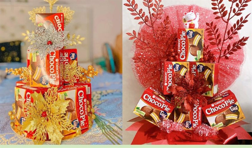 Tháp bánh hoàn thiện được trang trí câu đối và phụ kiện Tết