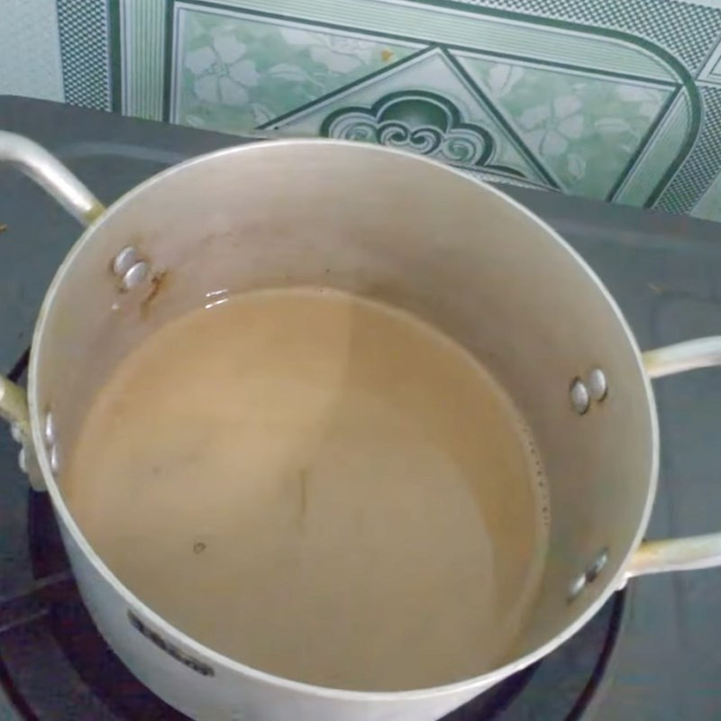 Thêm lòng đỏ trứng gà vào hỗn hợp lòng trắng đã đánh bông