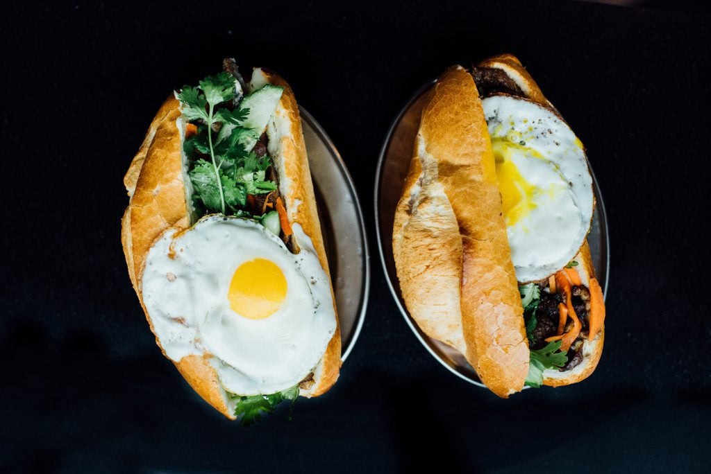 Thêm rau xanh vào bánh mì trứng để gia tăng chất xơ