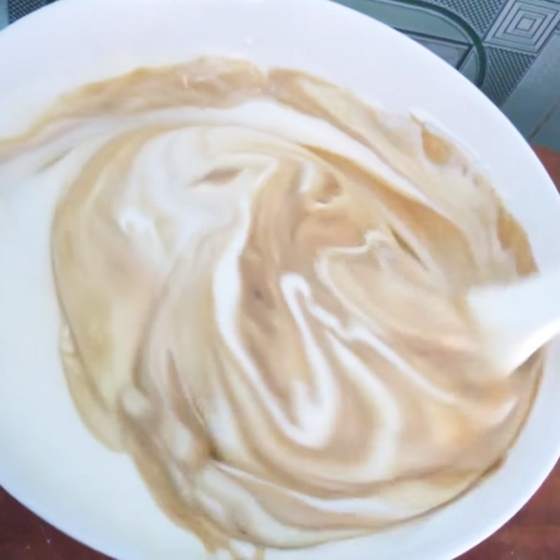 Thêm sữa tươi pha cà phê vào hỗn hợp bánh bông lan