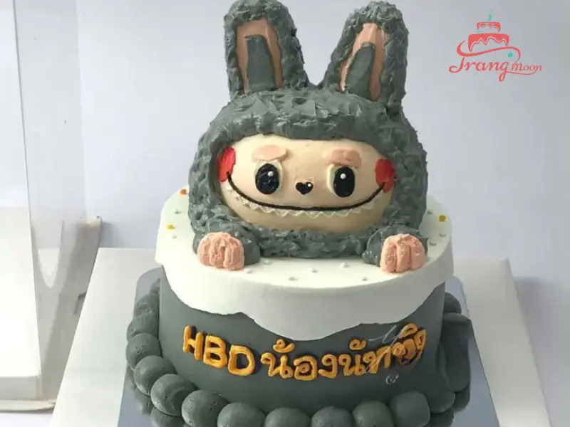 Thiết kế bánh kem hình con thỏ vui nhộn và tinh nghịch, mang đến niềm vui cho các bé trai.