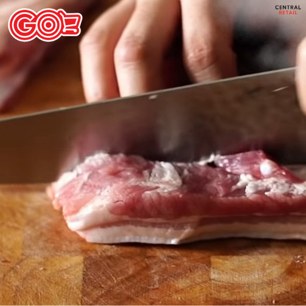 Thịt ba chỉ đã thái miếng và ướp gia vị chuẩn bị làm nhân bánh tét