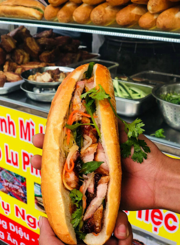 Thịt heo quay lu tươi ngon được trưng bày tại cửa hàng Bánh mì Ông Phú Đạt