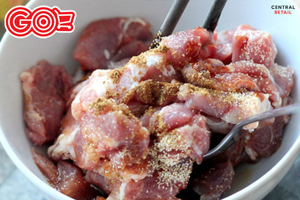 Thịt heo tẩm ướp đậm đà gia vị sẵn sàng cho món bánh mì thịt nướng thơm ngon.