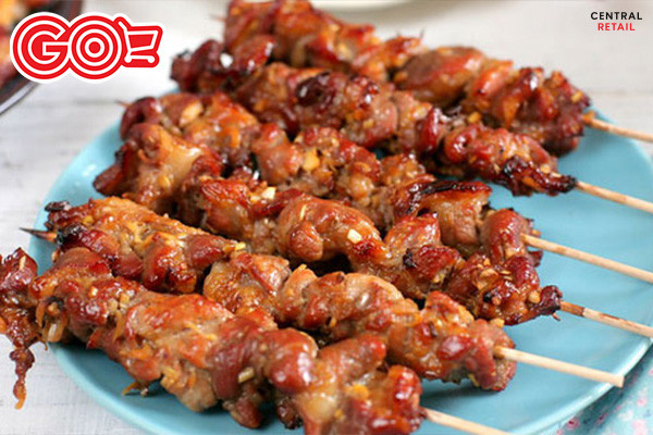 Thịt nướng trên bếp than hồng, toả hương thơm lừng cho món bánh mì thịt nướng hấp dẫn.