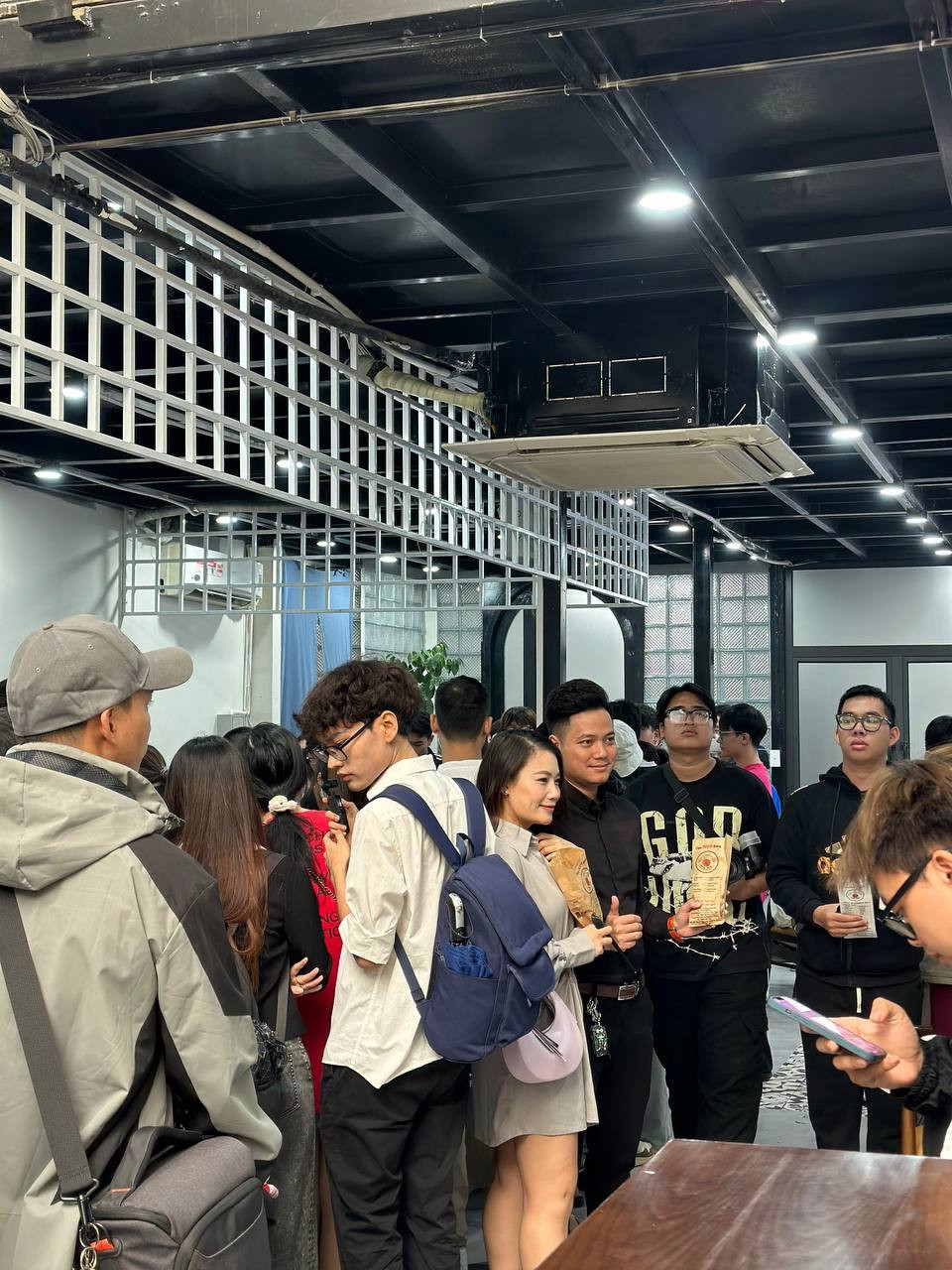 Thực khách ngồi chờ sẵn tại tầng hai của cửa hàng khai trương bánh mì PewPew.