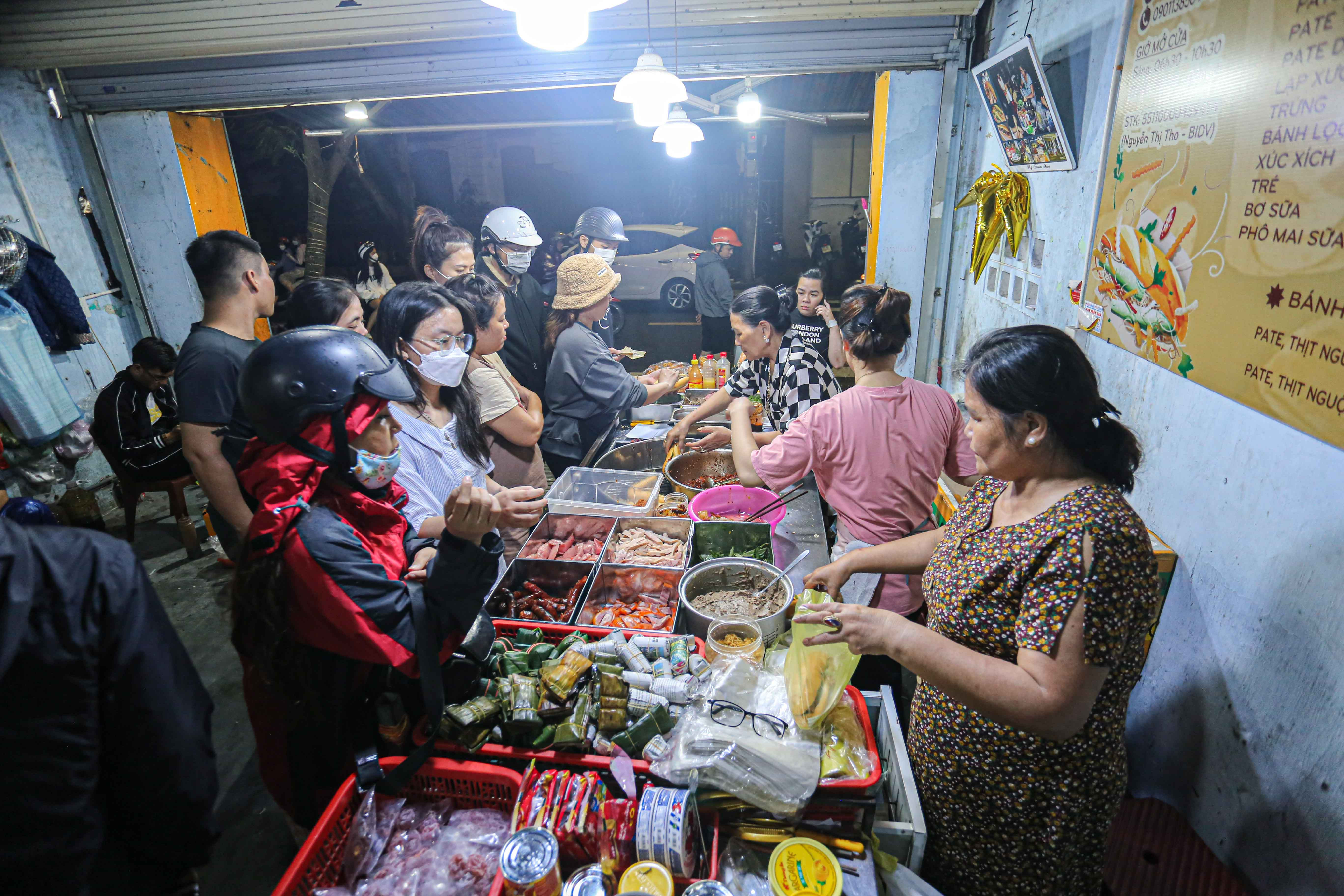 Thực khách xếp hàng dài chờ đợi để thưởng thức bánh mì O Tho Huế