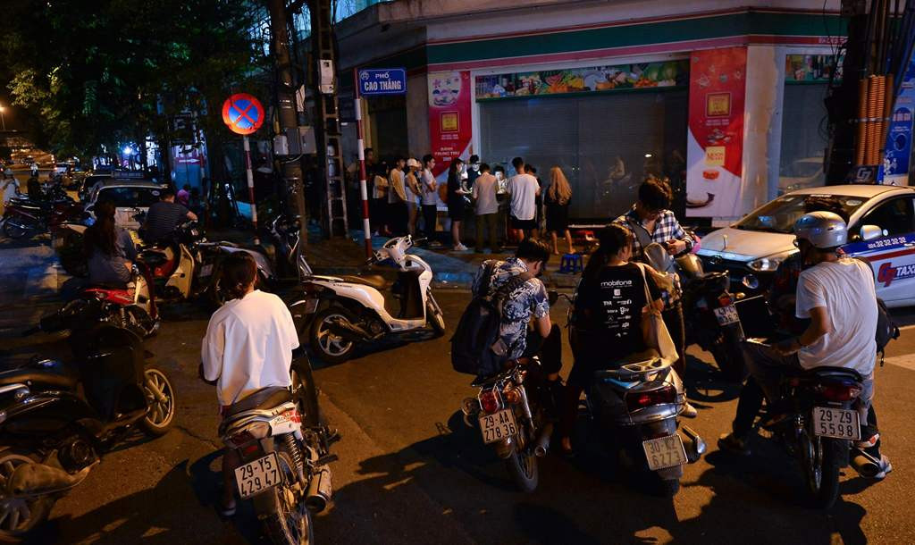 Thực khách xếp hàng dài chờ mua bánh mì dân tổ