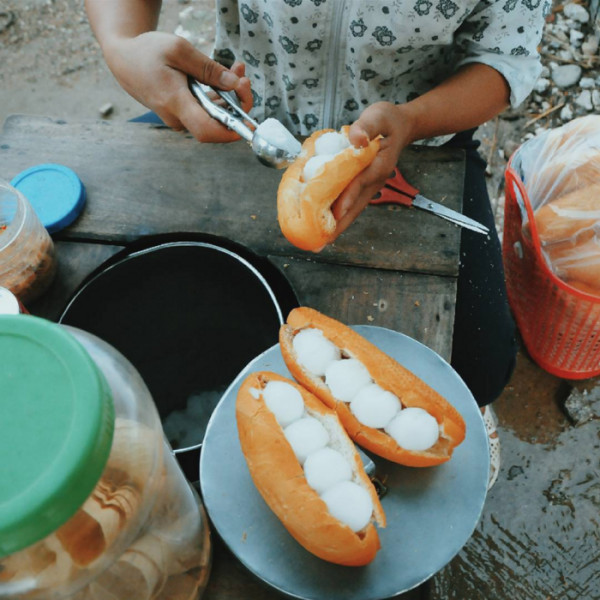Thưởng thức bánh mì kem sữa đặc và đậu phộng bùi béo