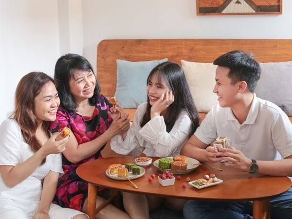 thưởng thức bánh trung thu The Coffee House
