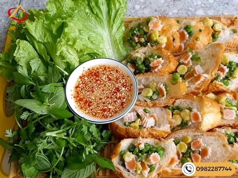 Thưởng thức thành phẩm bánh mì hấp