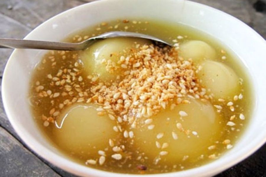 Tô bánh trôi nước hoàn chỉnh với nước gừng ấm nóng và mè rang thơm lừng