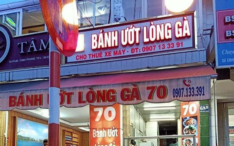 Toàn cảnh quán bánh ướt lòng gà 70 Phan Đình Phùng đông đúc