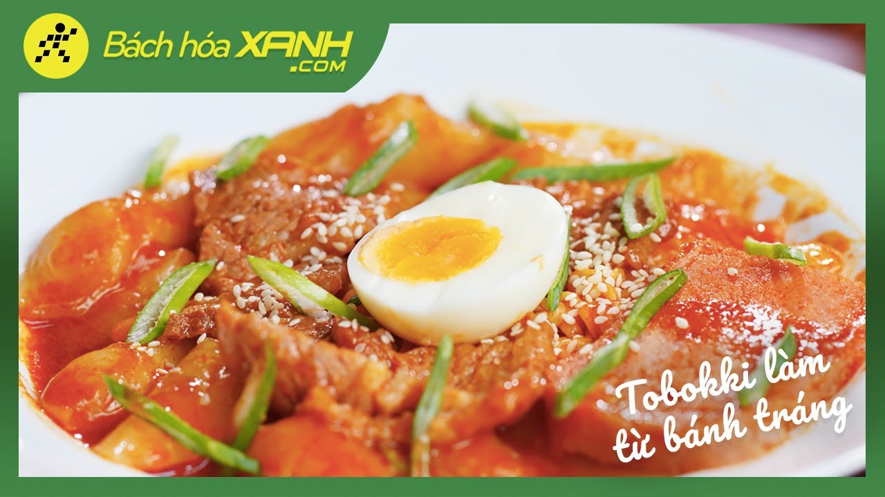 Tokbokki bánh tráng thập cẩm với nhiều nguyên liệu phong phú như thịt, mì, chả cá trong nước sốt đỏ rực.