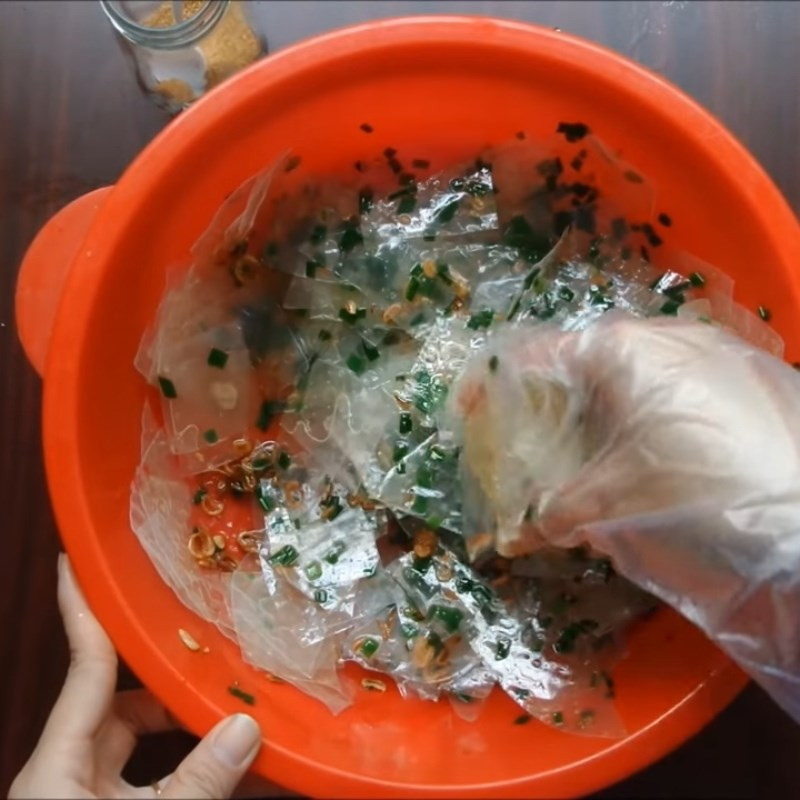 Trộn bánh tráng cùng gia vị và mỡ hành