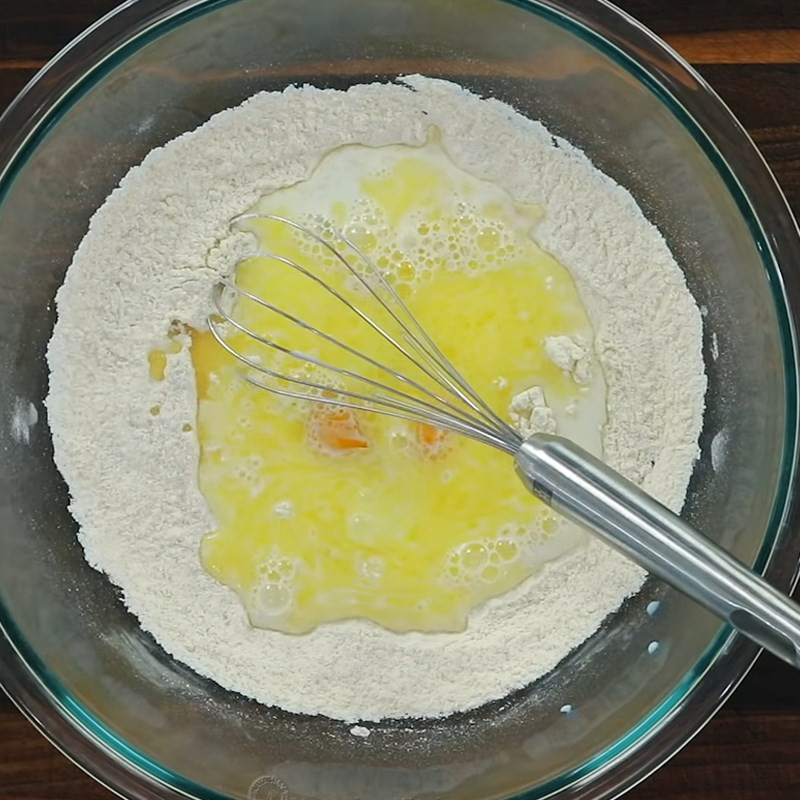 Trộn bột cho bánh vòng nhân mứt