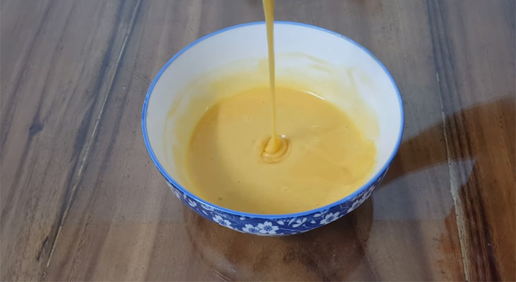 Trộn bột làm bánh trứng bột mì chiên