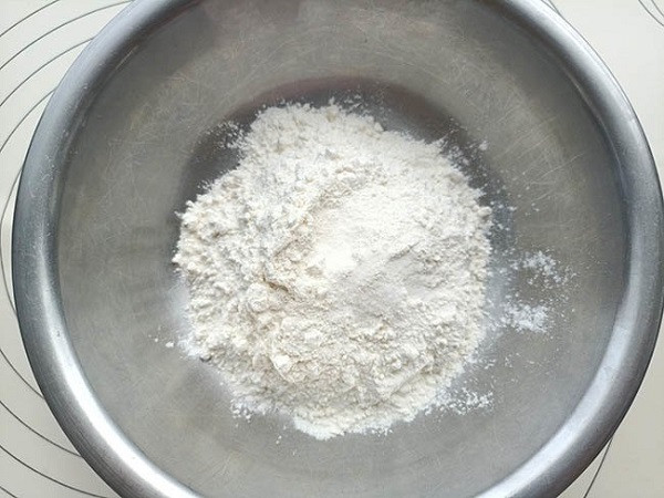 Trộn bột năng, bột gạo và bột nếp cho bánh tai yến